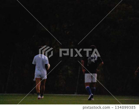 足球橄欖球俱樂部伸展運動 134899385