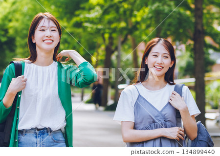兩名女子走在大學校園裡 134899440