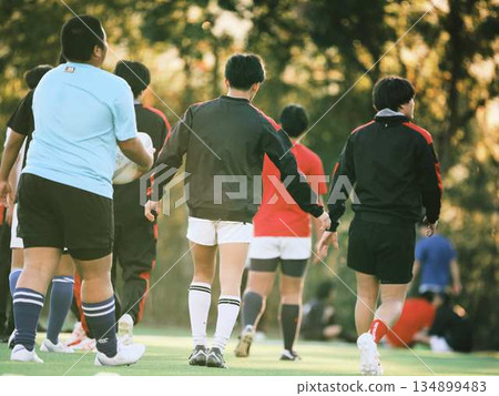 足球橄欖球俱樂部伸展運動 134899483