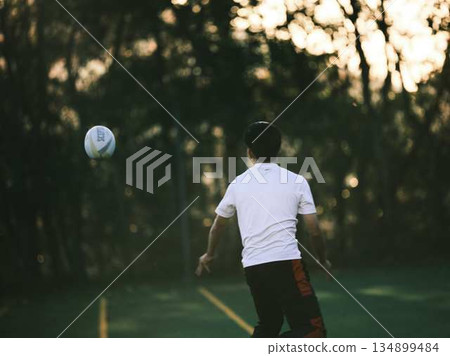 足球橄欖球俱樂部伸展運動 134899484