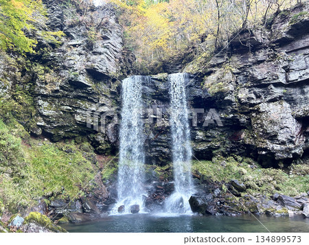 Waterfall wrapped in autumn leaves Waterfall wrapped in autumn leaves 134899573