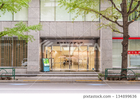 Shin-Nisseki Building (rental office) main entrance, Marunouchi, Chiyoda-ku, Tokyo Shin-Nisseki Building (rental office) main entrance, Marunouchi, Chiyoda-ku, Tokyo 134899636