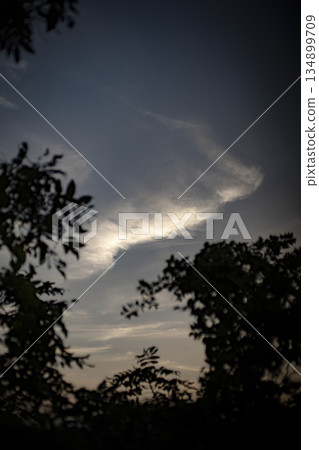 黃昏時的秋日天空 134899709