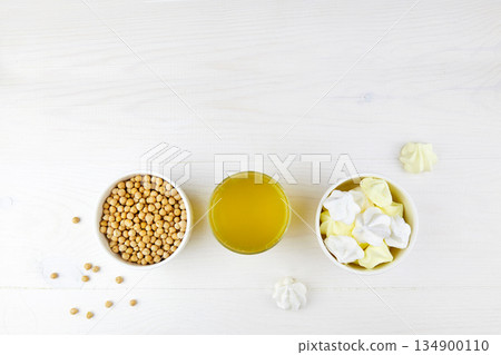 Chickpea brine, aquafaba, dry chickpea seeds and prepared meringue. 134900110