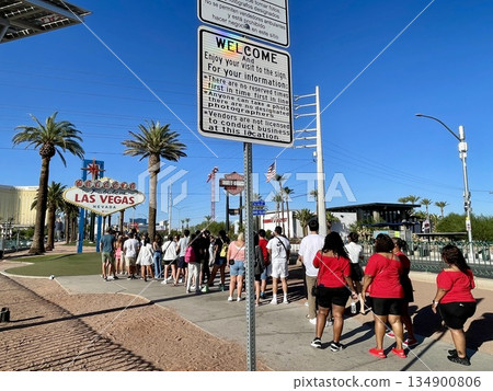 [Nevada] Las Vegas' famous welcome sign, blue skies, and waiting crowds 134900806