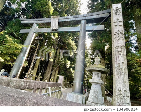 [Yamanashi Prefecture] The majestic torii gate and entrance to the approach to Fuji Sengen Shrine 134900814