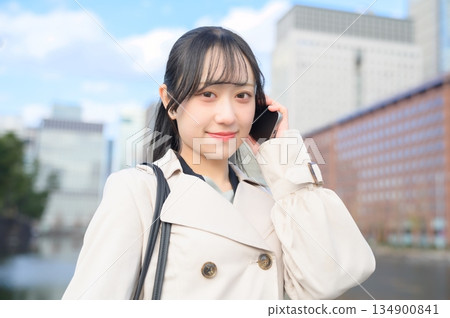 一名日本女子在辦公區使用智慧型手機 一名日本女子在辦公區使用智慧型手機 134900841