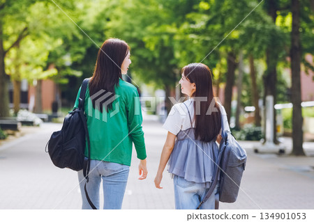 大學生和朋友一起在校園散步 134901053