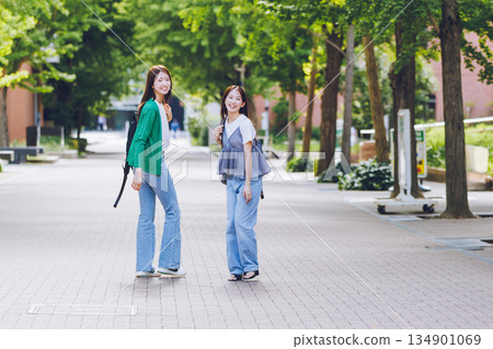 兩名女子走在大學校園裡 兩名女子走在大學校園裡 134901069
