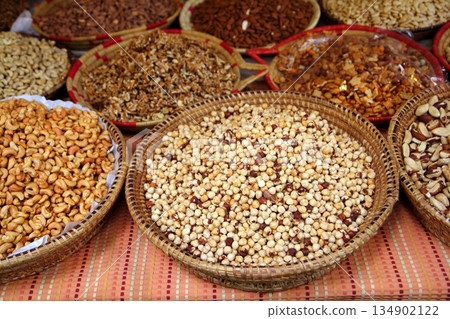 almonds cashew nuts peanuts hazelnuts 134902122