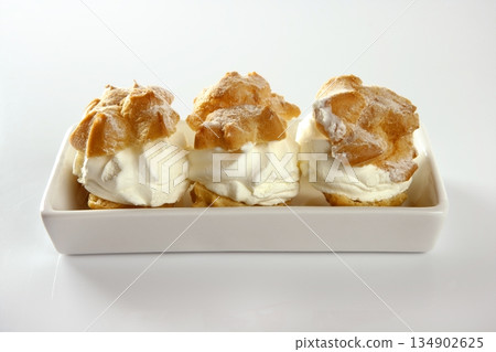 Delicious cream puff cake Delicious cream puff cake 134902625