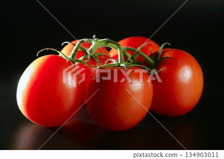 Cluster red tomato over black 134903011