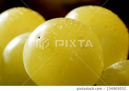Delicious yellow autumn grape fruit 134903032