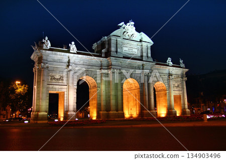 Alcala Puerta in Madrid with night lights 134903496