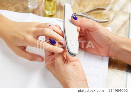 emery polish sandpaper woman nails Salon 134904092