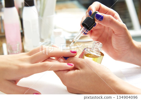 Nails top coat finishing vernis after nail polish 134904096