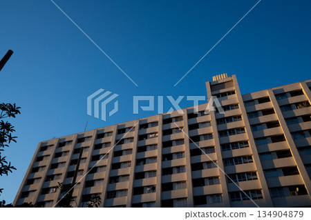 昭和時代建造的高層鋼筋混凝土建築和經濟快速成長時期建造的公寓 昭和時代建造的高層鋼筋混凝土建築和經濟快速成長時期建造的公寓 134904879