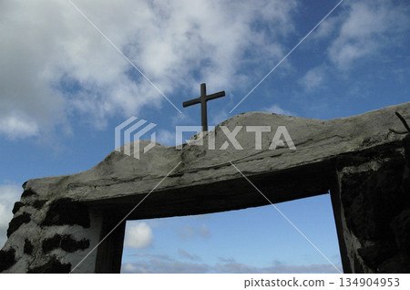arch of the entrance door to the religious temple 134904953