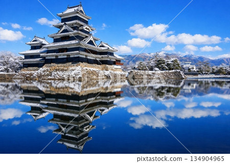 松本城與雪景 134904965