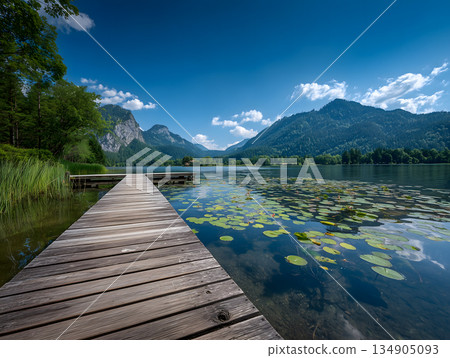 寧靜的湖泊被群山環繞，遠處是一座木製碼頭。 134905093