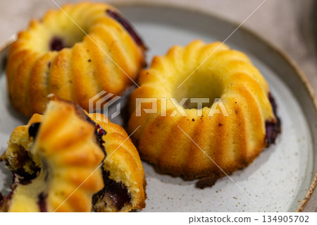 鑲嵌莓果內餡的金黃手作糕點,咕咕霍夫與甜甜圈造型磅蛋糕 鑲嵌莓果內餡的金黃手作糕點,咕咕霍夫與甜甜圈造型磅蛋糕 134905702