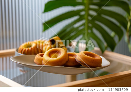 鑲嵌莓果內餡的金黃手作糕點,咕咕霍夫與甜甜圈造型磅蛋糕 134905709