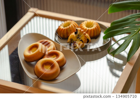 鑲嵌莓果內餡的金黃手作糕點,咕咕霍夫與甜甜圈造型磅蛋糕 134905710