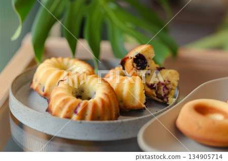 鑲嵌莓果內餡的金黃手作糕點,咕咕霍夫與甜甜圈造型磅蛋糕 鑲嵌莓果內餡的金黃手作糕點,咕咕霍夫與甜甜圈造型磅蛋糕 134905714