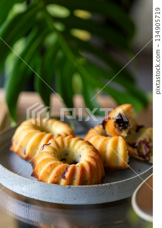 鑲嵌莓果內餡的金黃手作糕點,咕咕霍夫與甜甜圈造型磅蛋糕 鑲嵌莓果內餡的金黃手作糕點,咕咕霍夫與甜甜圈造型磅蛋糕 134905719