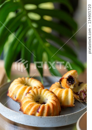 鑲嵌莓果內餡的金黃手作糕點,咕咕霍夫與甜甜圈造型磅蛋糕 134905720