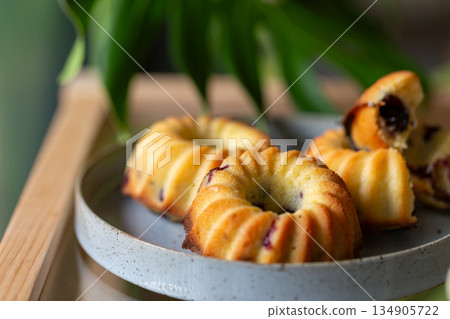 鑲嵌莓果內餡的金黃手作糕點,咕咕霍夫與甜甜圈造型磅蛋糕 鑲嵌莓果內餡的金黃手作糕點,咕咕霍夫與甜甜圈造型磅蛋糕 134905722