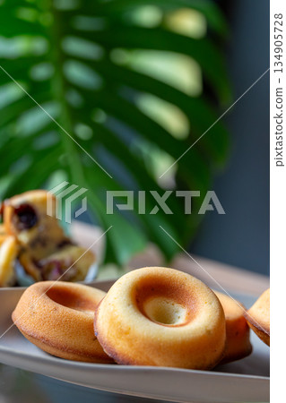 鑲嵌莓果內餡的金黃手作糕點,咕咕霍夫與甜甜圈造型磅蛋糕 鑲嵌莓果內餡的金黃手作糕點,咕咕霍夫與甜甜圈造型磅蛋糕 134905728