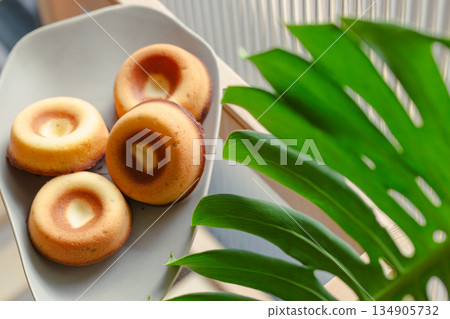 鑲嵌莓果內餡的金黃手作糕點,咕咕霍夫與甜甜圈造型磅蛋糕 鑲嵌莓果內餡的金黃手作糕點,咕咕霍夫與甜甜圈造型磅蛋糕 134905732