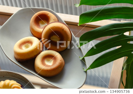 Golden handmade pastries with berry fillings, Gugelhupf and donut-shaped pound cakes Golden handmade pastries with berry fillings, Gugelhupf and donut-shaped pound cakes 134905736