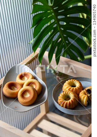 鑲嵌莓果內餡的金黃手作糕點,咕咕霍夫與甜甜圈造型磅蛋糕 134905740