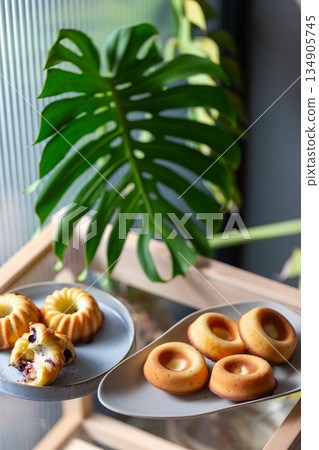 鑲嵌莓果內餡的金黃手作糕點,咕咕霍夫與甜甜圈造型磅蛋糕 134905745