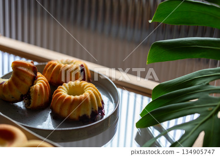鑲嵌莓果內餡的金黃手作糕點,咕咕霍夫與甜甜圈造型磅蛋糕 鑲嵌莓果內餡的金黃手作糕點,咕咕霍夫與甜甜圈造型磅蛋糕 134905747