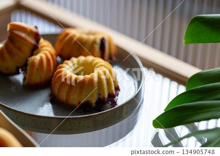 鑲嵌莓果內餡的金黃手作糕點,咕咕霍夫與甜甜圈造型磅蛋糕 鑲嵌莓果內餡的金黃手作糕點,咕咕霍夫與甜甜圈造型磅蛋糕 134905748
