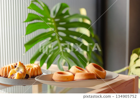 鑲嵌莓果內餡的金黃手作糕點,咕咕霍夫與甜甜圈造型磅蛋糕 134905752