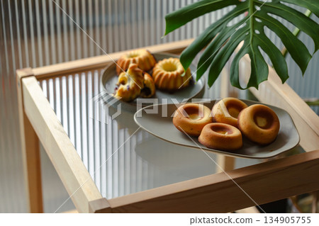 鑲嵌莓果內餡的金黃手作糕點,咕咕霍夫與甜甜圈造型磅蛋糕 134905755