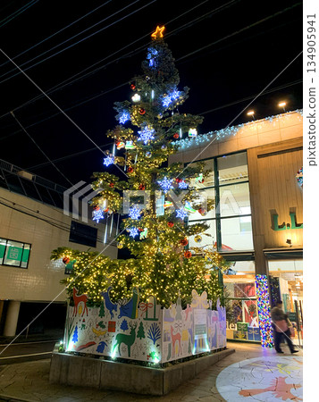 Scenery of Kichijoji with a Christmas tree 3 134905941