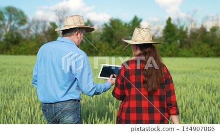 Countryside digital workflow, Agricultural consultancy, Digital field research, Farming collaboration, Field data processing, Working with nature and technology, Grassroots innovation, Farm planning 134907086