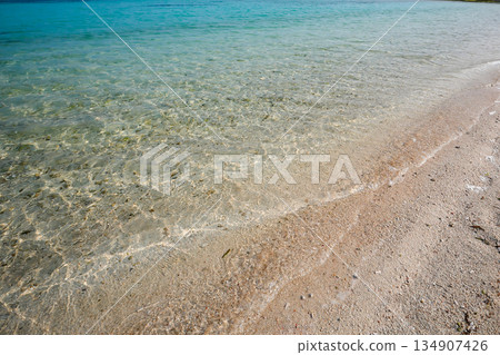 清澈的海浪拍打著石垣島的沙灘。 134907426