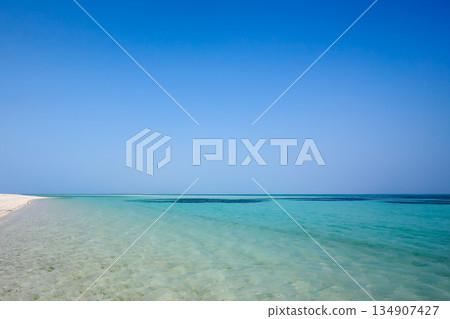 石垣島擁有潔白的沙灘和清澈見底的海水。 134907427