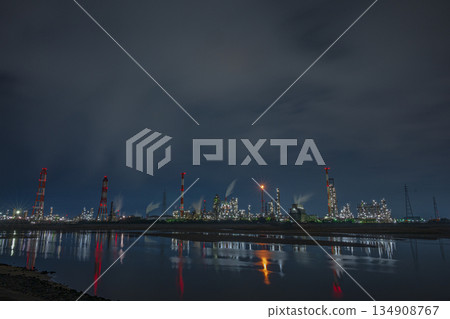 日本三重縣四日市工廠的夜景非常美麗。 134908767