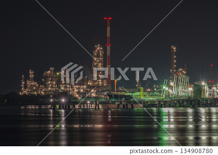 日本三重縣四日市工廠的夜景非常美麗。 134908780