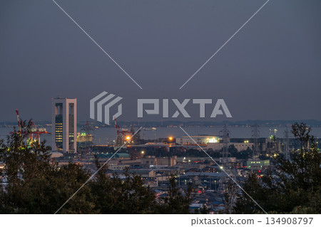 日本三重縣四日市工廠的夜景非常美麗。 日本三重縣四日市工廠的夜景非常美麗。 134908797