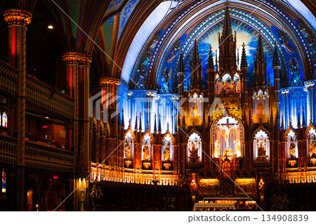 紅色的柱子和帶有敞開式天花板的祭壇 134908839