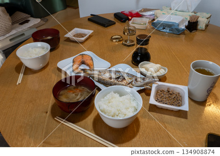 來自典型日本家庭的美味新年菜餚 來自典型日本家庭的美味新年菜餚 134908874