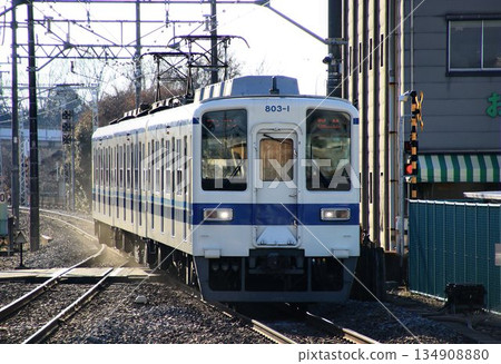 老舊的通勤列車 800/850 系列在伊勢崎線的兩毛地區運行。 134908880